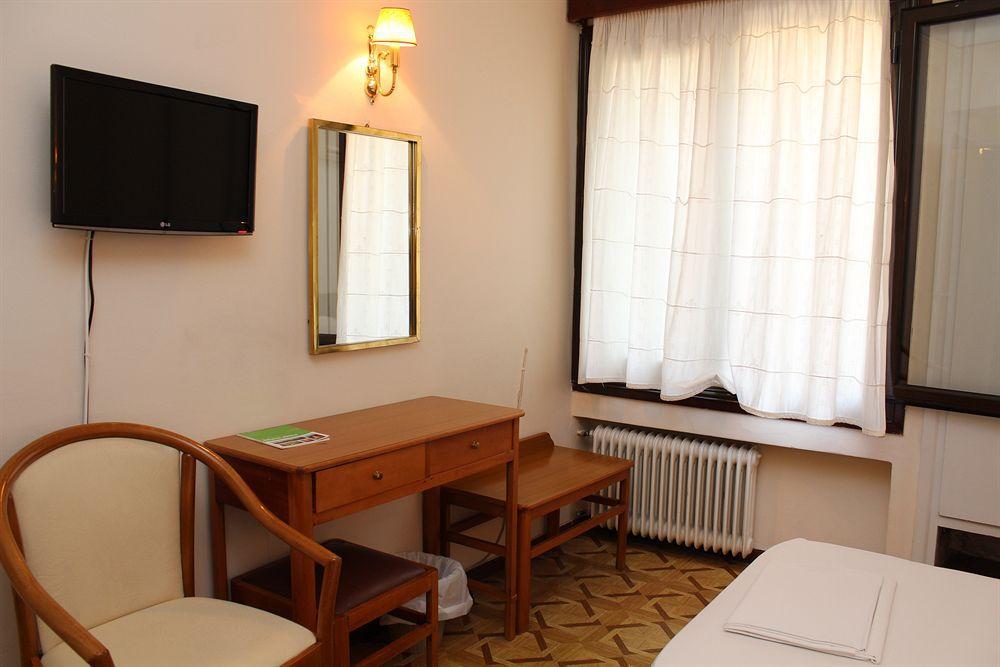 אתונה Nefeli Hotel מראה חיצוני תמונה